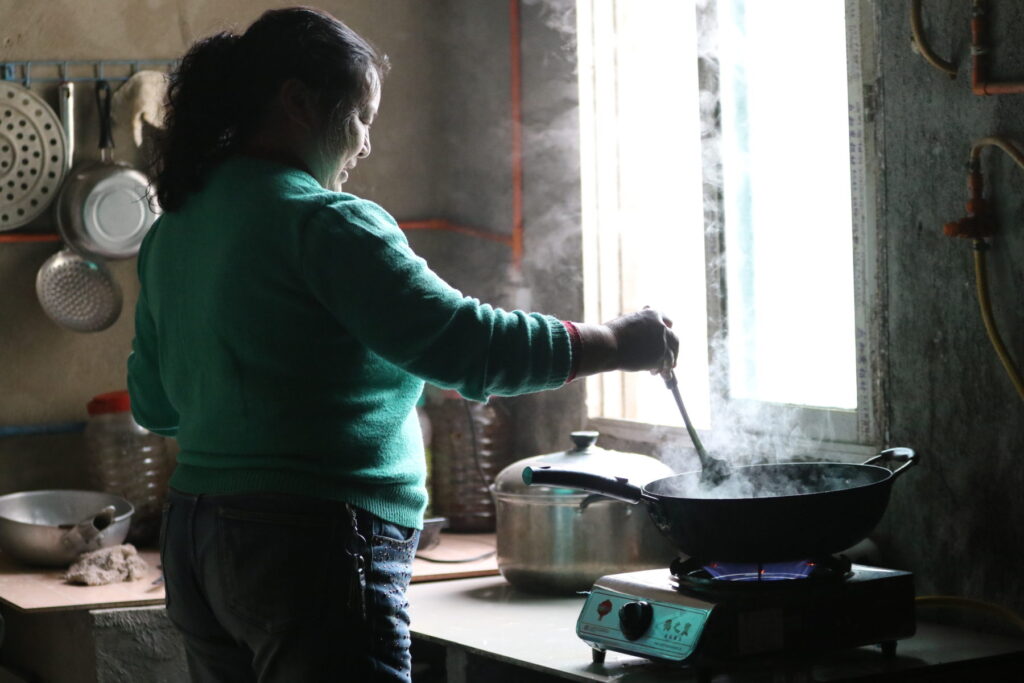 renewable energy china : Cooking with biogas