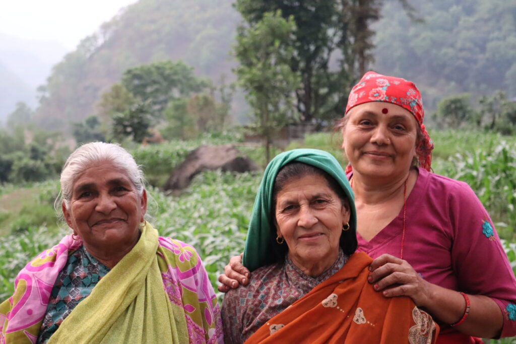 Les femmes qui ont testé le foyer Ganesha et ont rapporté ses avantages. [Photo prise par EcoAct lors d'une récente visite sur le terrain].